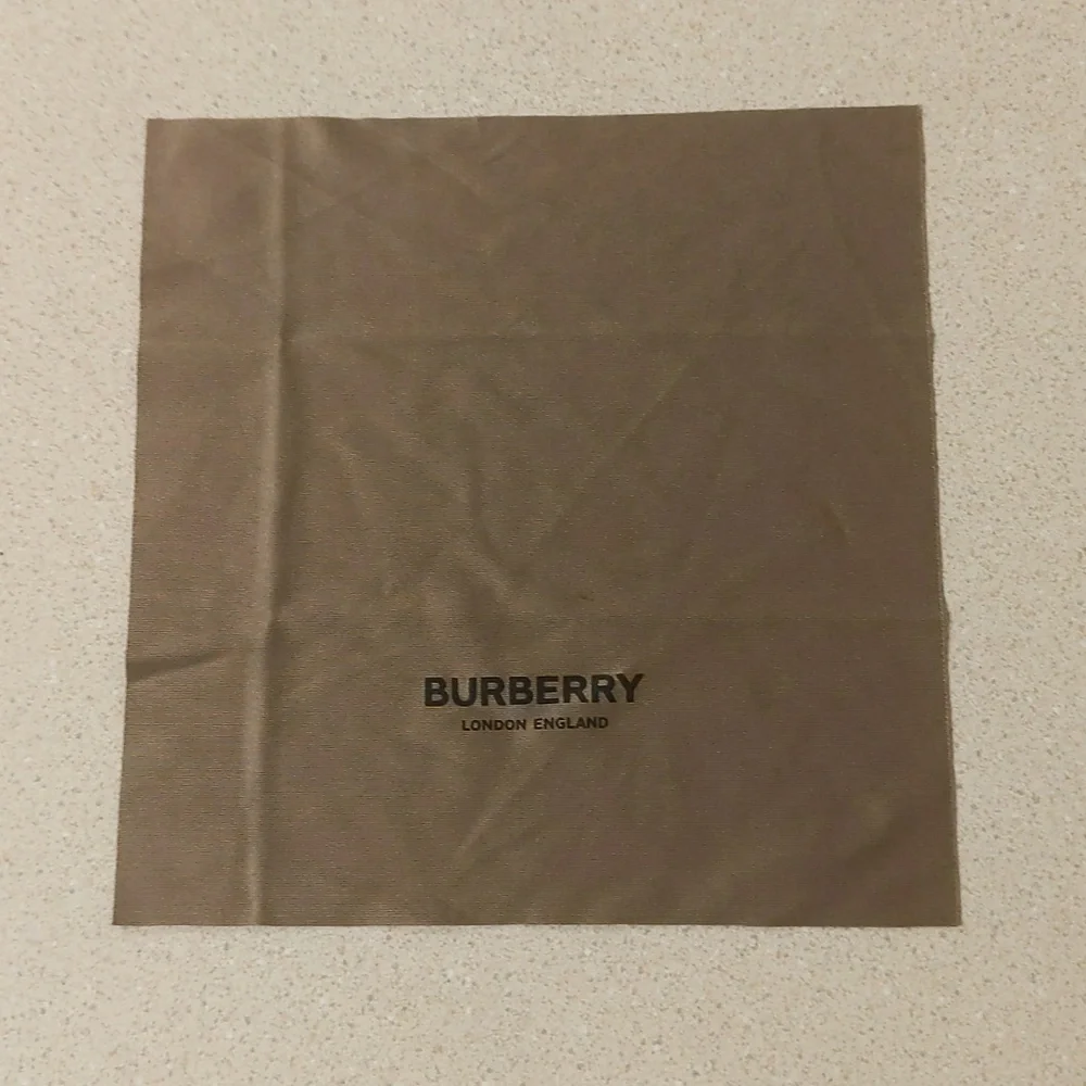 Burberry Bundle - Glasses case, lens cloth, & box